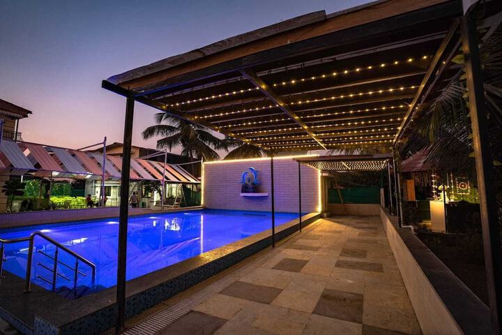 Pool 10 of 15