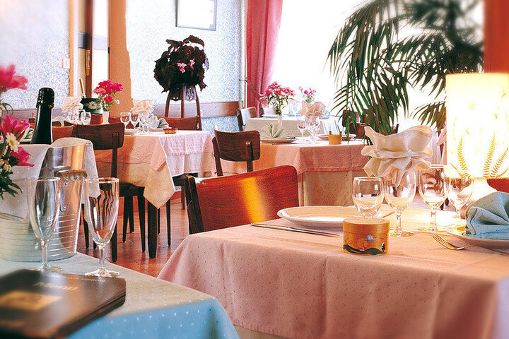 Dining 3 of 12