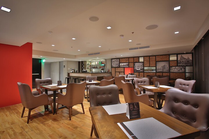 Lounge 16 of 27