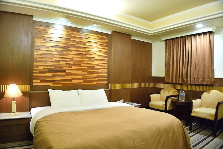 Room 15 of 33