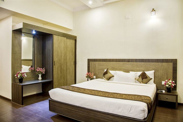Room 6 of 25