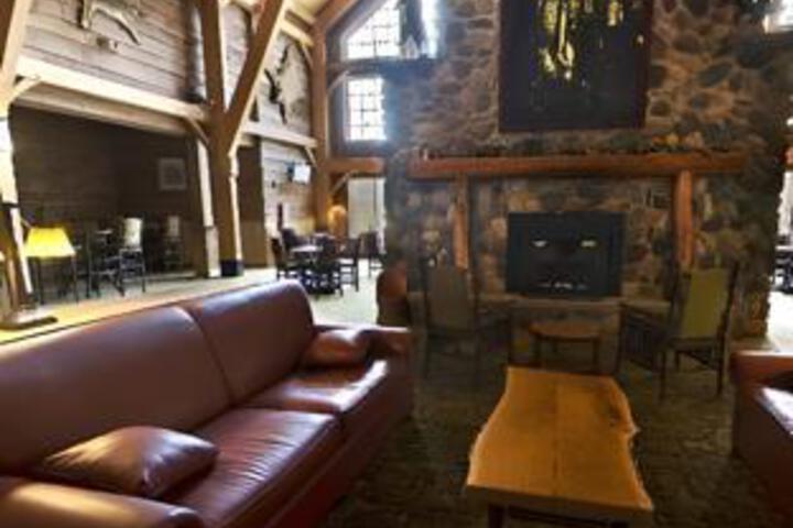 Lounge 10 of 36