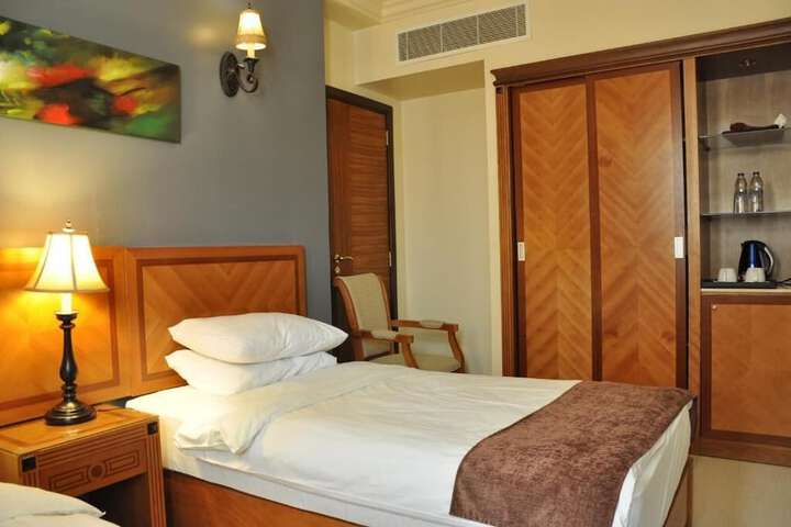 Room 17 of 38