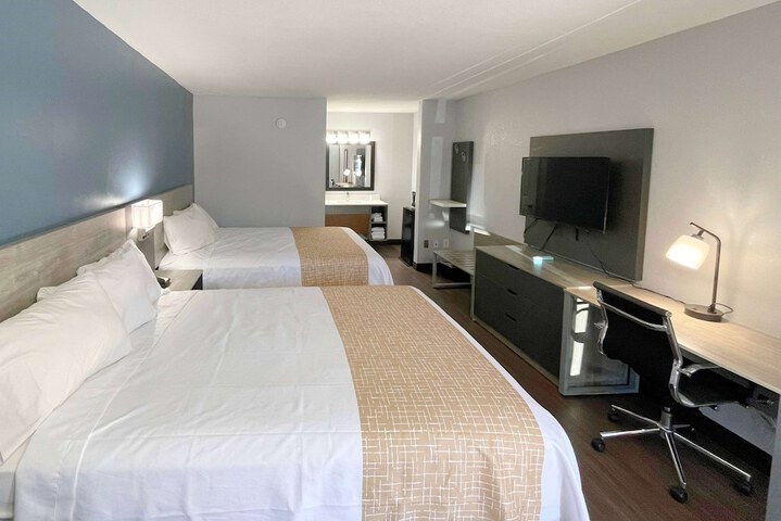 2 Queen Beds (7 of 7)