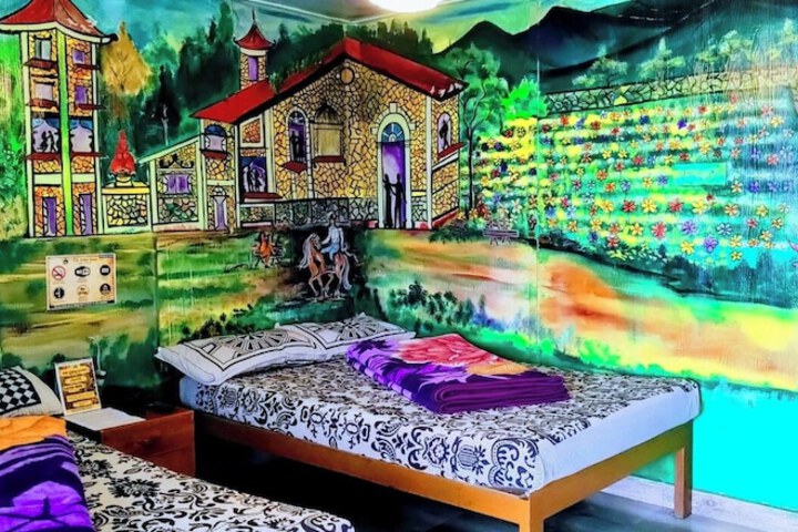 Room 13 of 195