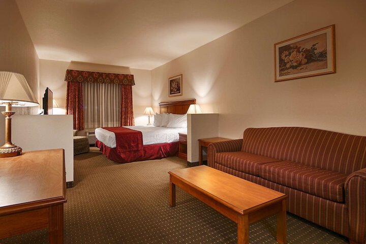 1 King Bed Work Desk Microwave and Refrigerator Full Breakfast (7 of 8)