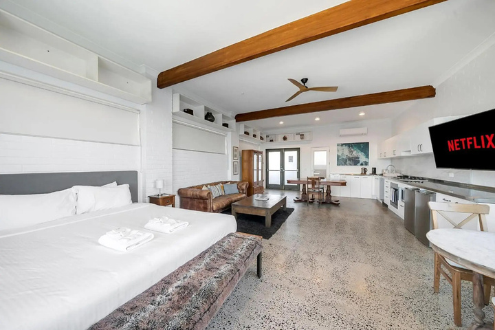 Room 4 of 18