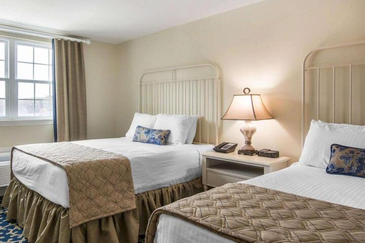 1 Queen Bed (10 of 13)