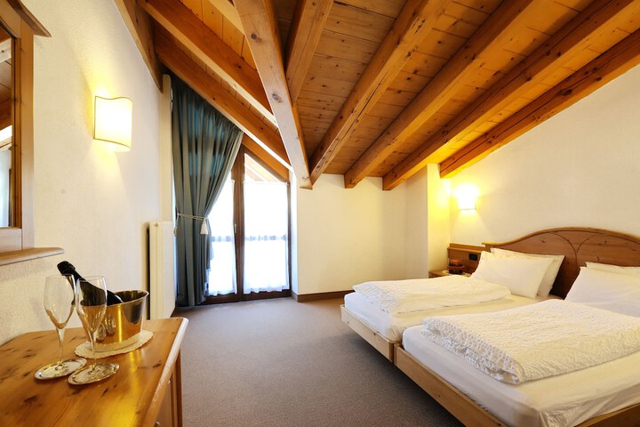 Room 4 of 36