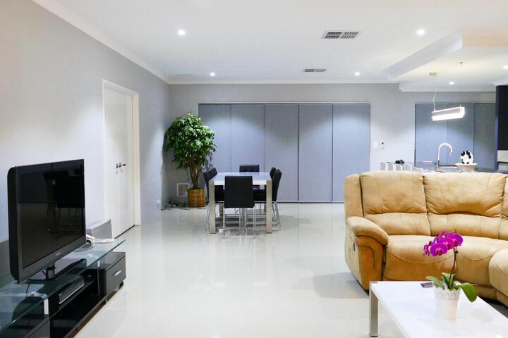 Room 4 of 5