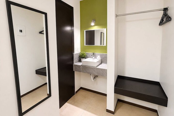 Room 6 of 15