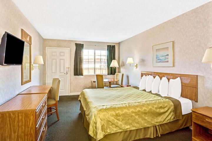 1 King Bed (5 of 6)