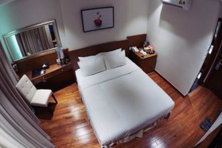 Room 10 of 31