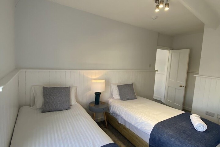 Room 15 of 93