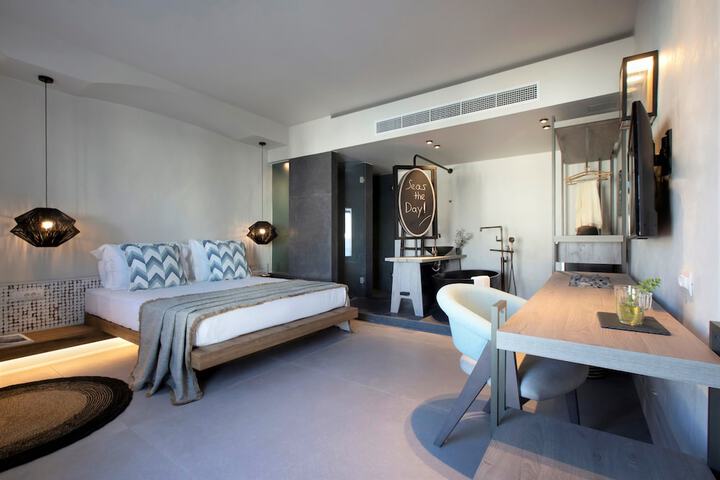 Room 12 of 76