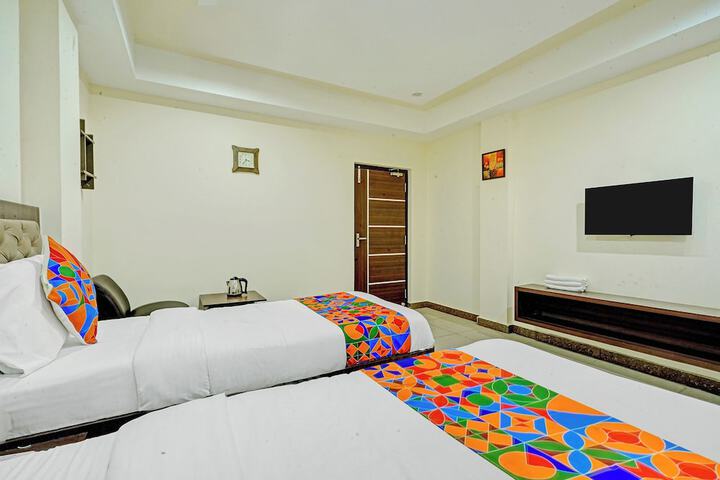 Room 8 of 33