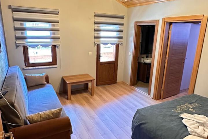 Room 4 of 16