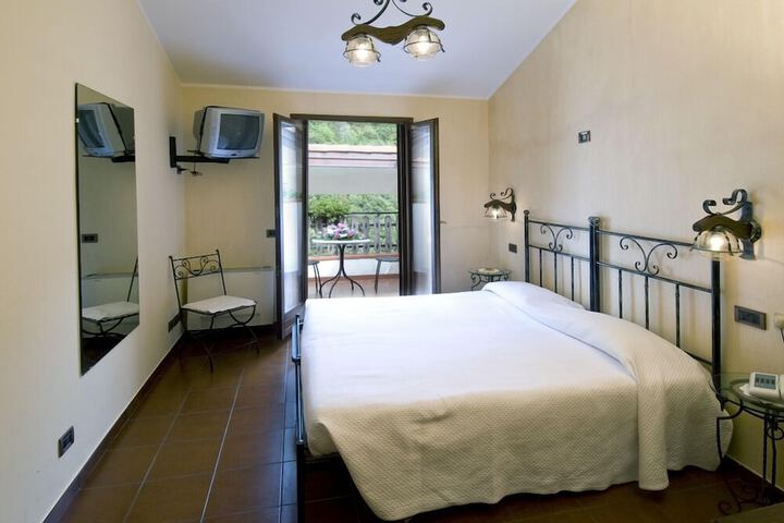 Room 4 of 62