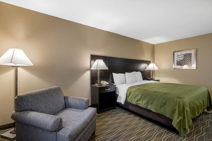 1 Queen Bed (10 of 18)
