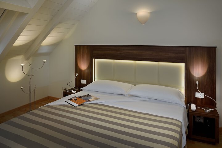 Room 9 of 26