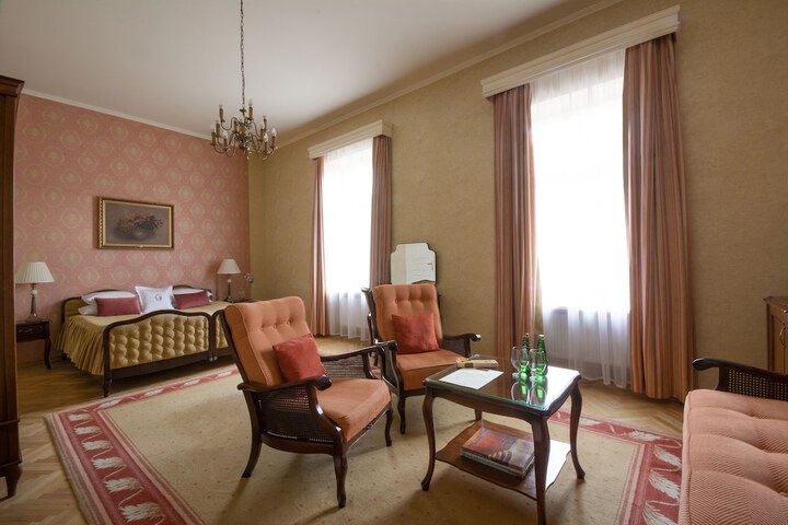 Room 52 of 80