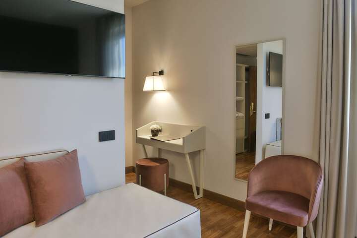 Room 32 of 51