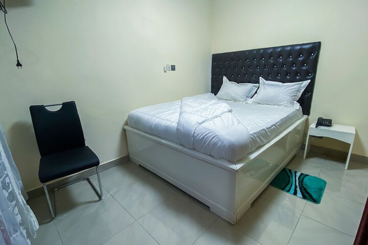 Room 6 of 12
