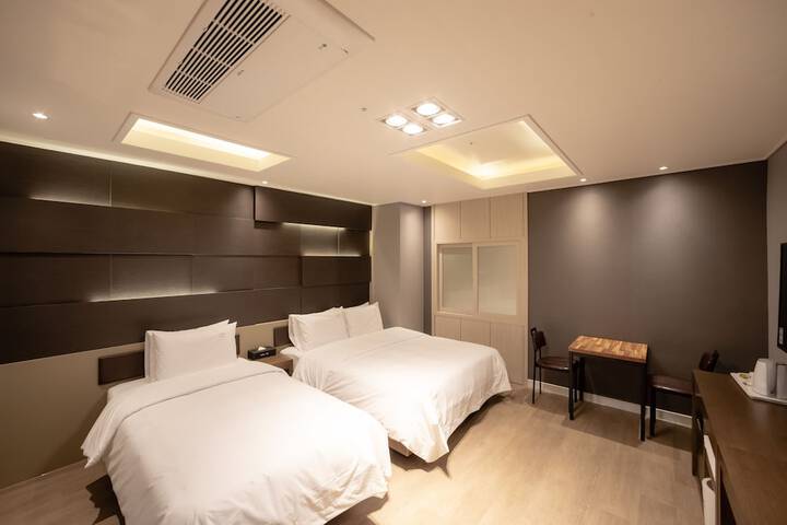 Room 14 of 28