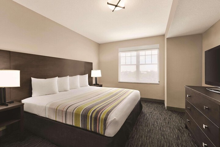 1 King Bed (6 of 15)