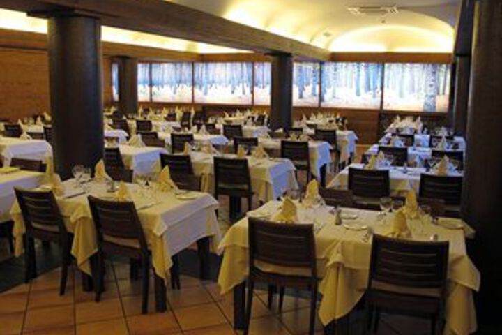 Dining 47 of 58