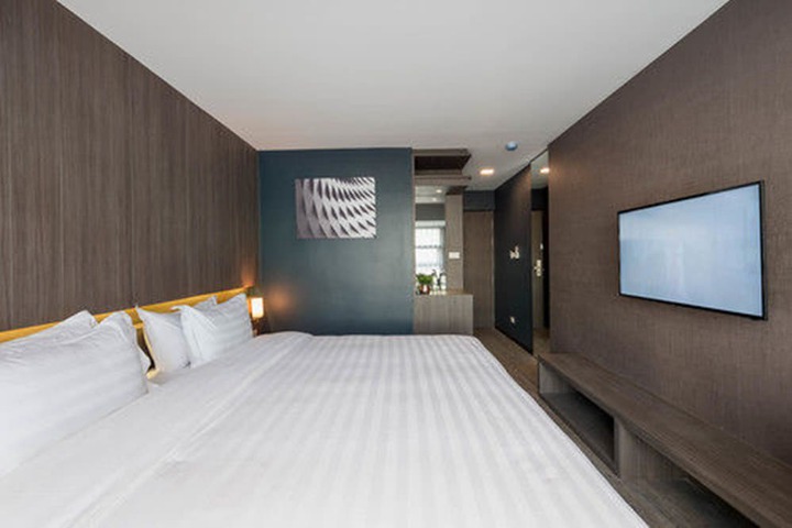 Room 10 of 33