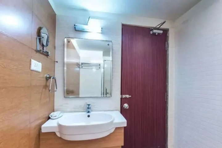 Room 6 of 8
