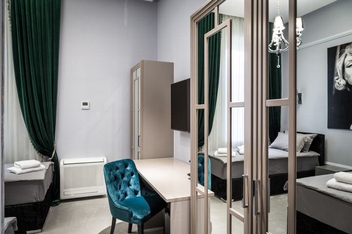 Room 4 of 9