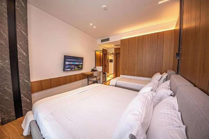 Room 13 of 80