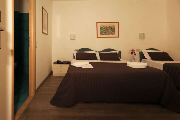 Room 5 of 11