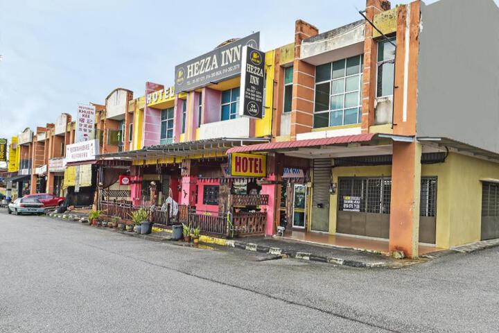 OYO 90792 Hezza Inn