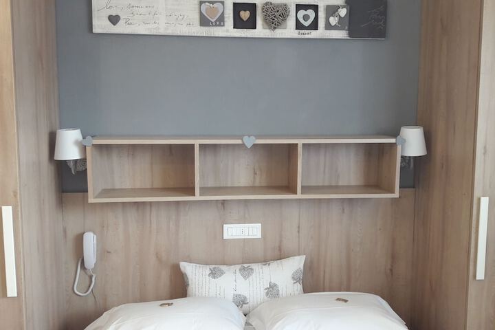 Room 8 of 34