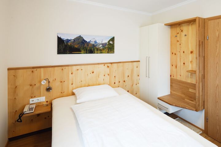 Room 12 of 38