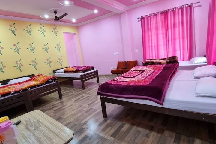 Room 4 of 8