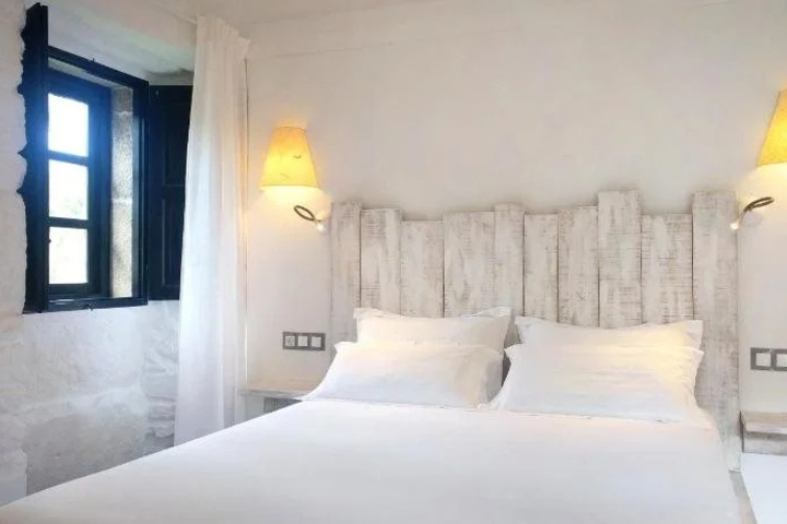 Room 4 of 12