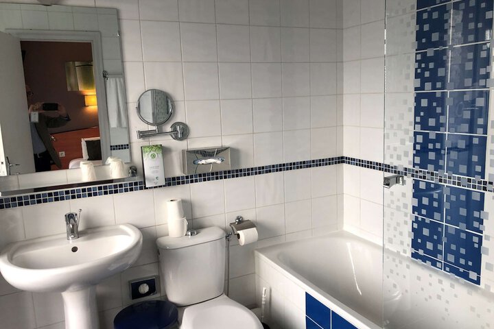 Room 12 of 25