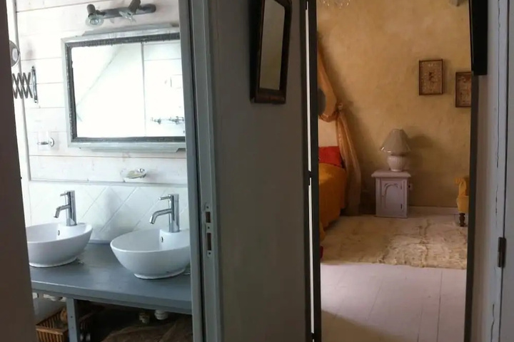 Room 8 of 19