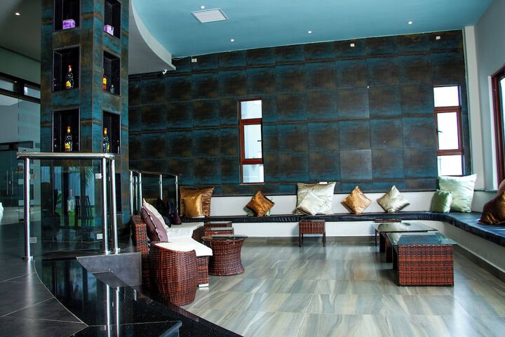 Lounge 55 of 76