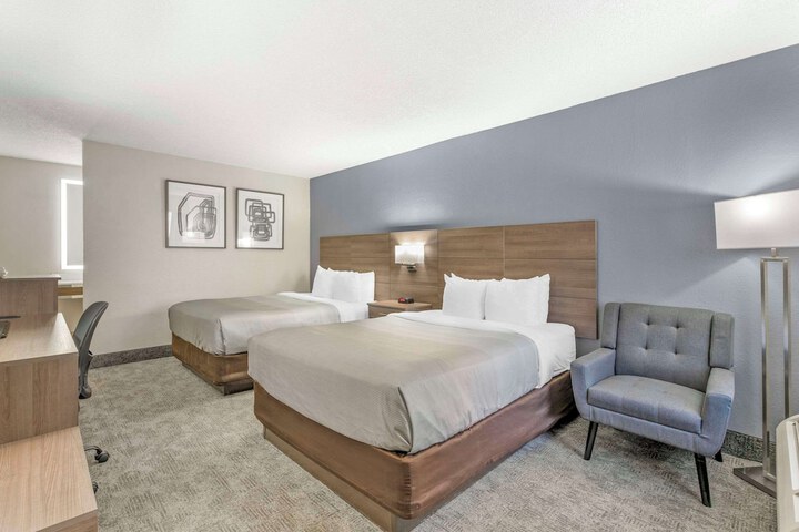 2 Queen Beds (10 of 12)