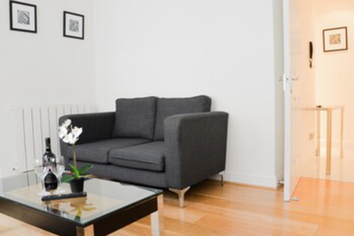 Lounge 6 of 18