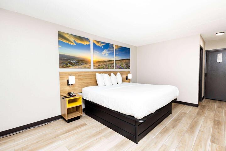 1 King Bed (4 of 23)