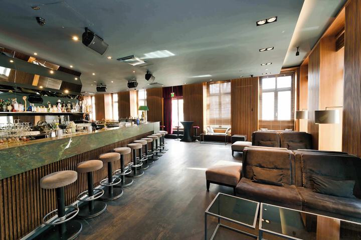 Lounge 63 of 86