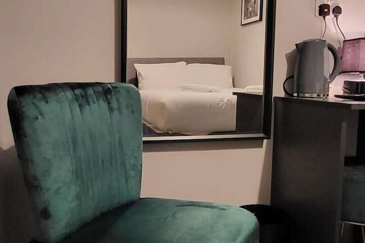 Room 10 of 14