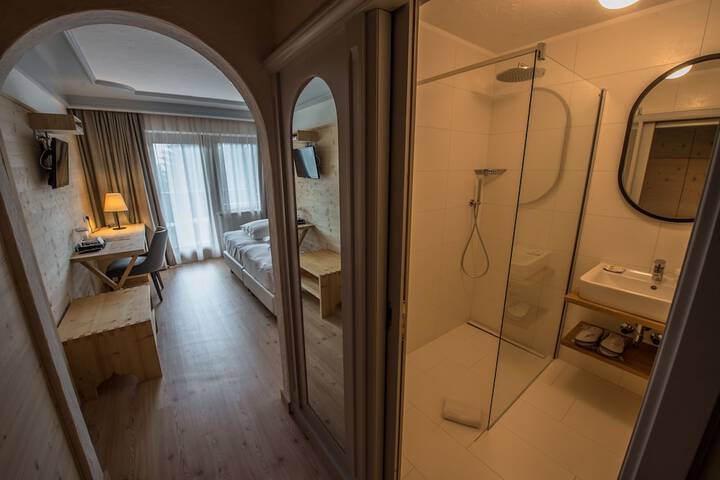 Room 25 of 111