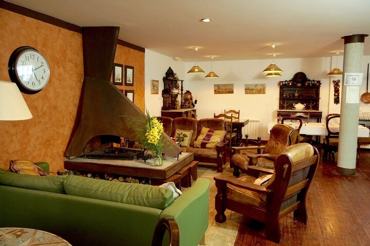 Lounge 21 of 32